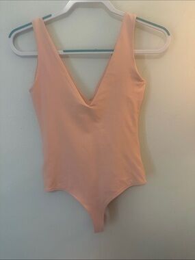 ReoRia Peach V-Neck Sleeveless Bodysuit
